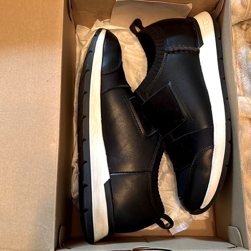 sleek and stylish runner, sporty sneaker crafted with smooth leather.